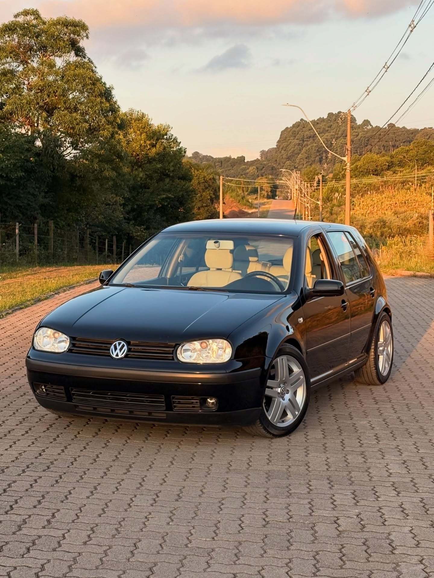 VW Golf preto com peças RPK