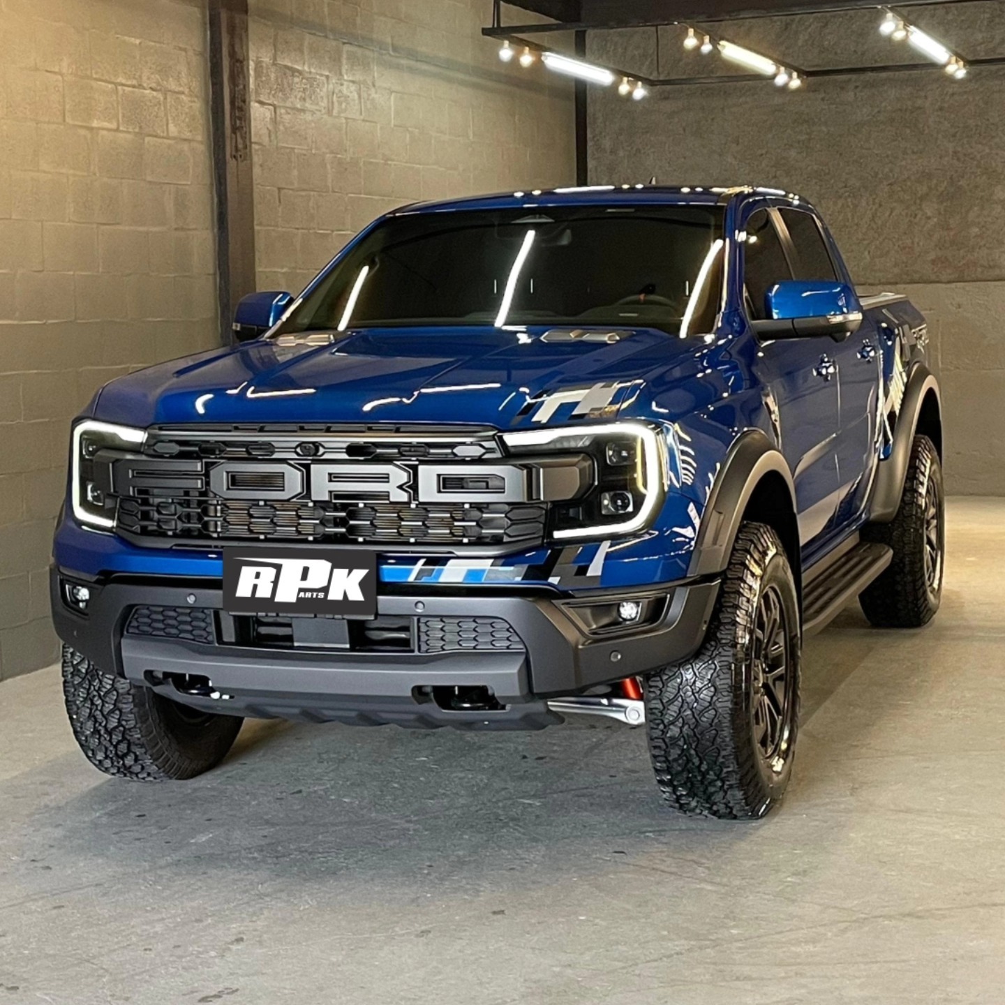 Ford Ranger Raptor azul com peças RPK