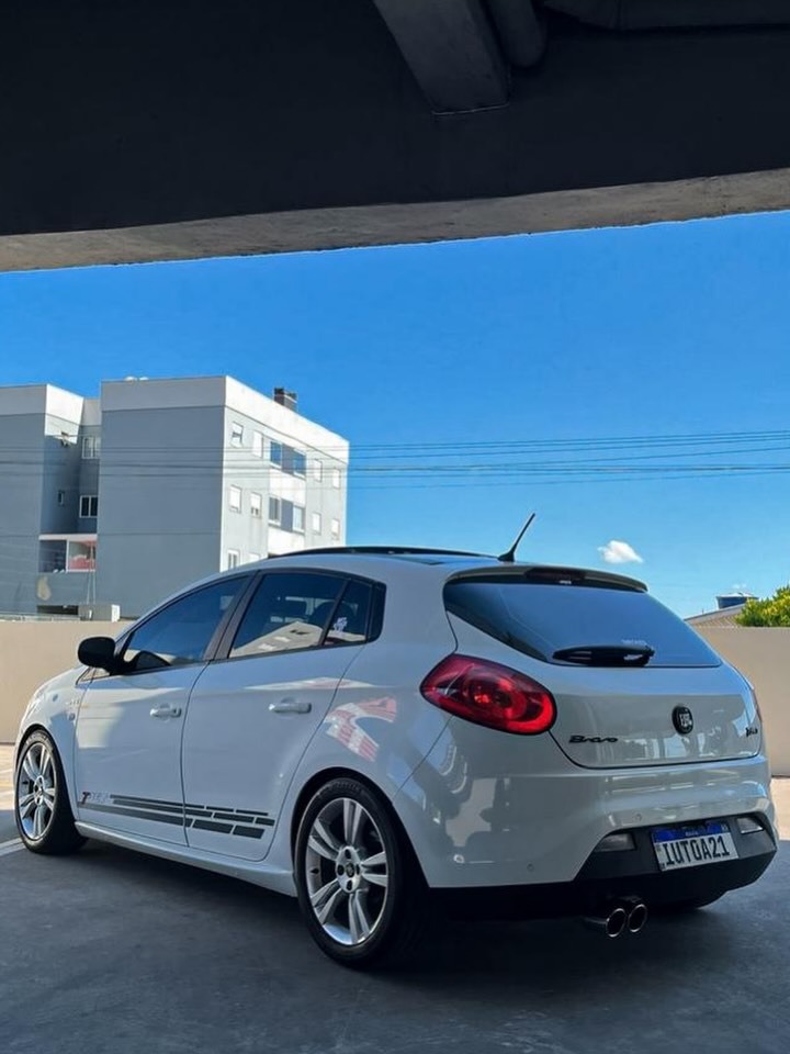 Fiat Bravo branco com espaçadores RPK