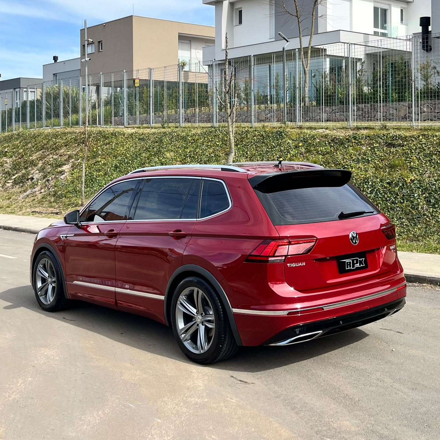 VW Tiguan vermelha com peças RPK