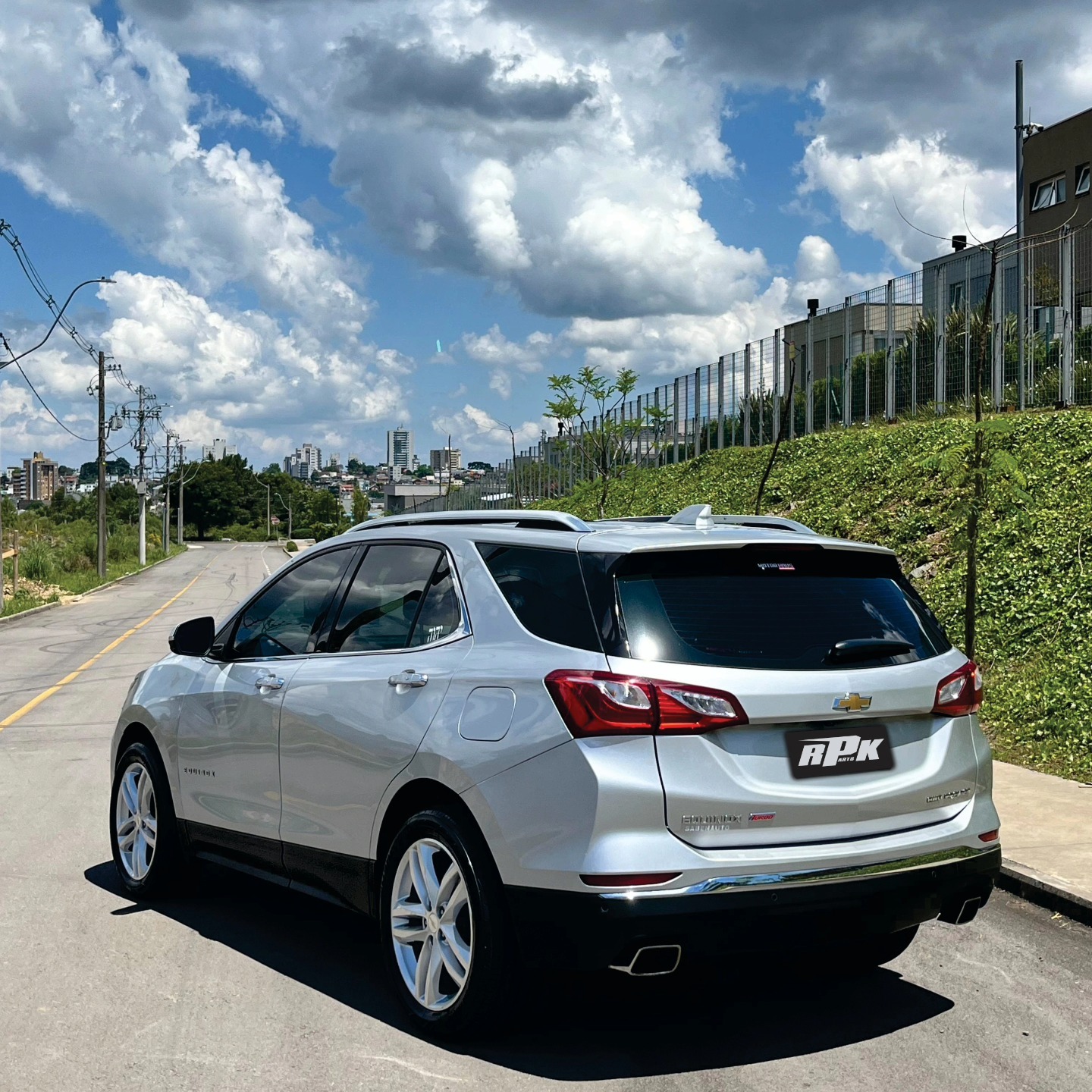 Chevrolet Equinox prata com produtos RPK