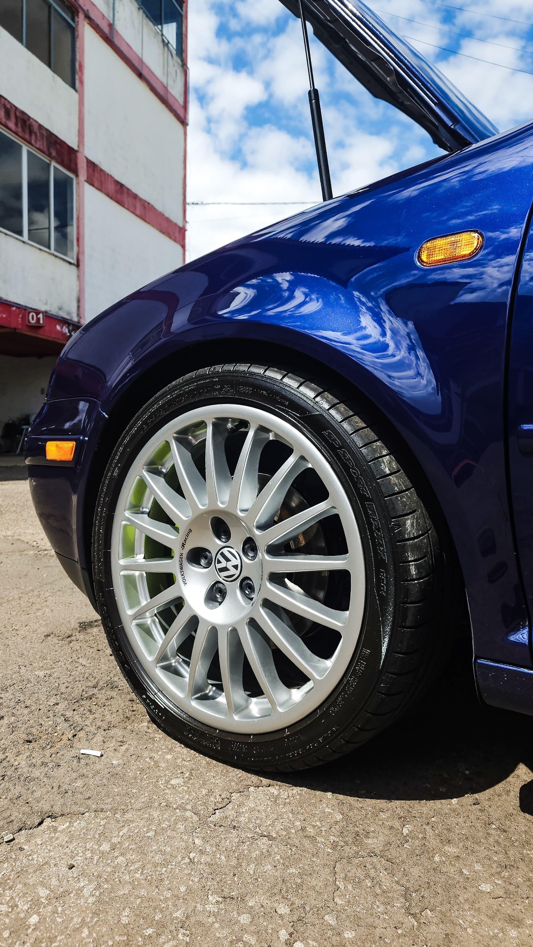 VW Golf azul com roda esportiva e peças RPK